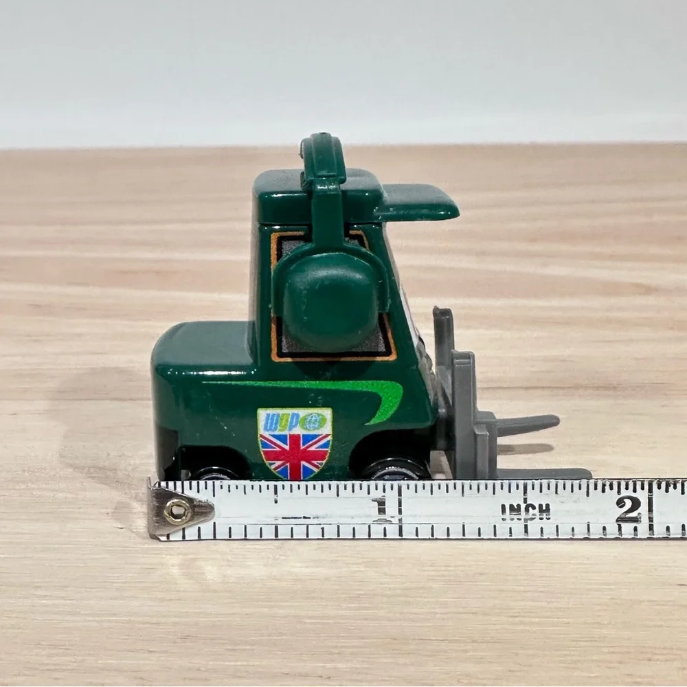 Disney Pixar Cars 2 Diecast Nick Pit-Tire Pitty